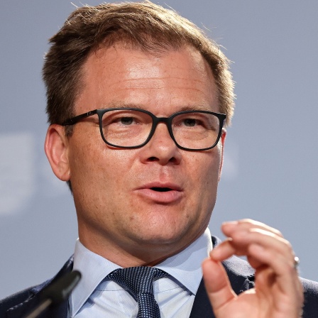 Carsten Schneider (l-r, SPD), Ostbeauftragter der Bundesregierung, spricht nach der Tagung der Ost-Ministerpräsidenten in einer Pressekonferenz. 