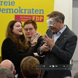 Der FDP-Vorsitzende Christian Lindner (M) bekommt bei einem Wahlkampfauftritt in Greifswald Schaum ins Gesicht