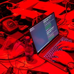 Ein Computer und alte Telefone stehen beim Kongress des Chaos Computer Clubs (CCC) auf einem Tisch. Bei dem diesjährigen Jahreskongress unter dem Motto "Illegal Instructions", werden mehr als 14.000 Teilnehmer erwartet. 