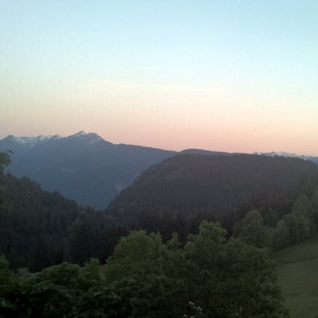 Idylisches Alpenpanorama mit einem Sonnenuntergang.