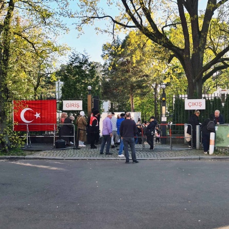 Menschen stehen Schlange für die Abstimmung für die Türkische Wahl vor dem Türkischen Generalkonsulat in der Heerstrasse in Berlin am 30. April 2023. 