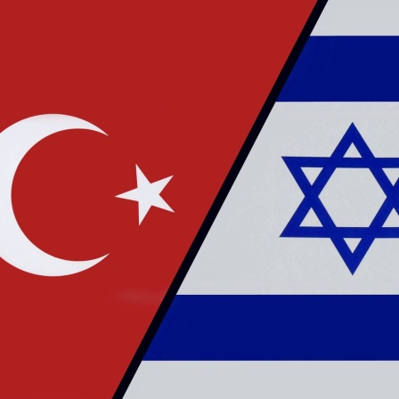 Zwei Flaggen der Tuerkei und von Israel liegen nebeneinander.