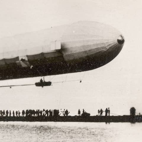 Der Erstflug des Luftschiff-Prototyps Zeppelin LZ1