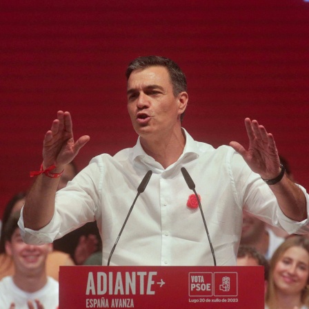 Pedro Sanchez steht bei einer Wahlkampfveranstaltung im galicischen Lugo gestikulierend an einem Rednerpult.