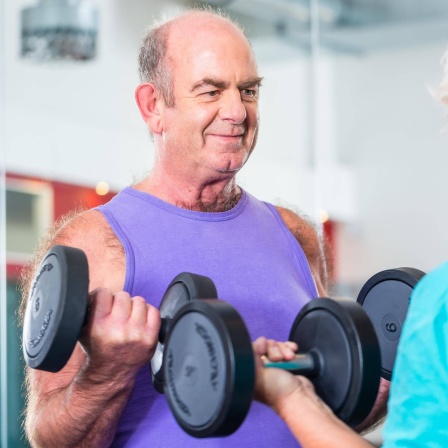 Älteres Paar beim Hanteltraining: Bei Bluthochdruck wird das moderate Muskeltraining durchaus empfohlen, vor allem wenn der Blutdruck dann schon gut eingestellt ist