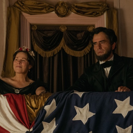 Filmstill "Nach dem Attentat": Die Geschichte von Amerikas erstem Präsidentenmord als TV-Serie (im Bild: Lili Taylor und Hamish Linklater)