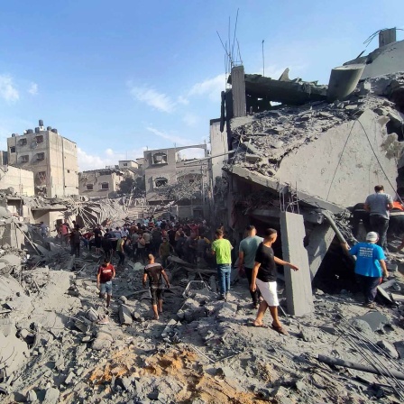 Palästinenser inspizieren die Schäden an Gebäuden, die durch israelische Luftangriffe auf das Flüchtlingslager Dschabalia am Rande von Gaza-Stadt zerstört wurden. 