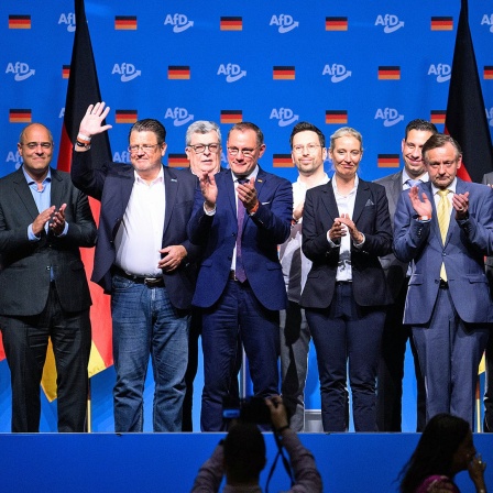 Die AfD-Vorsitzenden Tino Chrupalla und Alice Weidel stehen zusammen mit dem Bundesvorstand auf der Bühne beim Bundesparteitag in Essen.
