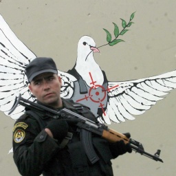 ARCHIV, Bethlehem: Soldat vor Friedenstaube an Mauer (Bild: picture-alliance/ dpa | epa Hashlamoun)