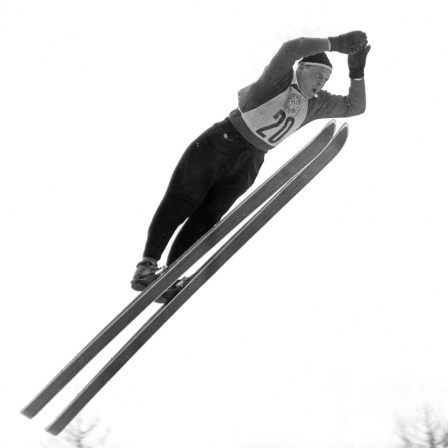 DDR-Skispringer Werner Lesser in der Luft über der Schanze von Cortina d'Ampezzo. Der Brotteroder belegt in der Entscheidung der Olympischen Winterspiele am 05.02.1956 mit 210,0 Punkten den achten Platz.