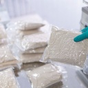 Plastikbeutel mit Mehl aus getrockneten Hausgrillenwerden für den Versand verpackt