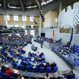 Sondersitzung zum Finanzpaket im Bundestag. Der Saal ist gut gefüllt. 