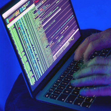 Symbolbild  - Computerhacker greifen ein Netzwerk, Computer, IT-Infrastruktur an.
