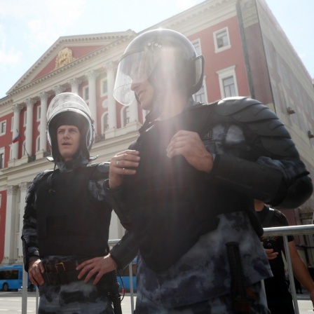Polizisten vor dem Moskauer Rathaus