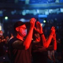 Stehendes Publikum mit Schutzmasken und in rot getauchtes Licht, auf einem Idoor-Konzert der Band "Madsen" in Hamburg.