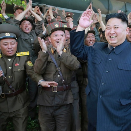 Nordkoreas Machthaber Kim Jong-un lässt sich von Soldaten feiern.