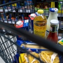 Lebensmittel liegen in einem Supermarkt in einem Einkaufswagen.