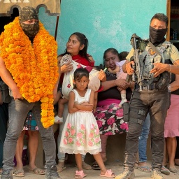 Chef einer lokalen kriminellen Organisation auf einem Dorffest in Mexiko