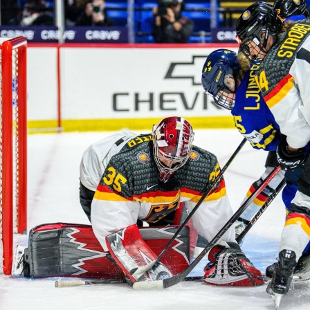 Eishockey-Keeperin Sandra Abstreiter von der deutschen Nationalmannschaft in Aktion im Spiel gegen Schweden