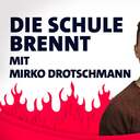 Mirko Drotschmann und Bob Blume vor Flammen