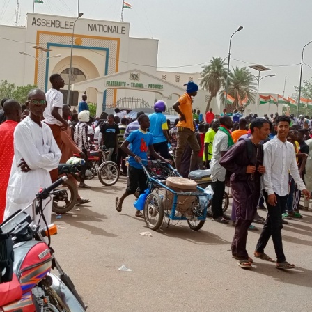 Menschen vor der Nationalversammlung von Niamey im Niger