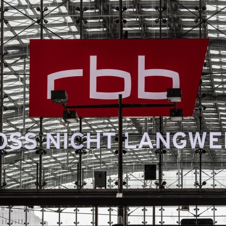 Das Logo des RBB deutlich sichtbar im Berliner Hauptbahnhof. Der RBB prüft die Entfernung der Riesen-Werbung im Berliner Hauptbahnhof.