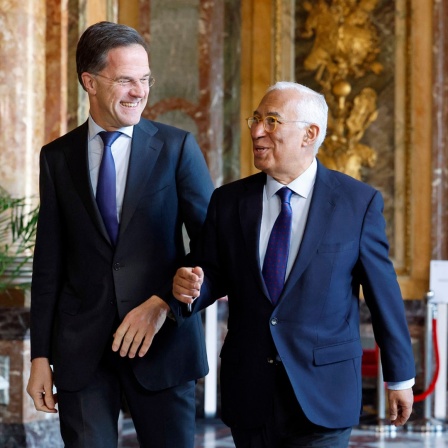 NATO-Generalsekretär Mark Rutte (links) spricht mit dem Präsidenten des Europäischen Rates, Antonio Costa (rechts), beim EU-Gipfel über das Thema Verteidigung im Egmont-Palast in Brüssel (Belgien).