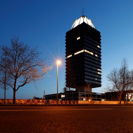 Der Deutschlandradio-Turm am Raderberggürtel - einst im Schatten des abgerissenen Deutsche Welle Hochhaus - ist Sitz der Nachrichtenredaktion des Deutschlandfunk, des Deutschlandradio Kultur. Köln, bei Nacht