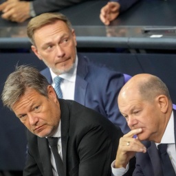 Christian Lindner (M, FDP), Bundesminister der Finanzen, Robert Habeck (l, Bündnis 90/Die Grünen), Bundesminister für Wirtschaft und Klimaschutz, und Bundeskanzler Olaf Scholz (SPD) sitzen auf der Regierungsbank des Bundestags.