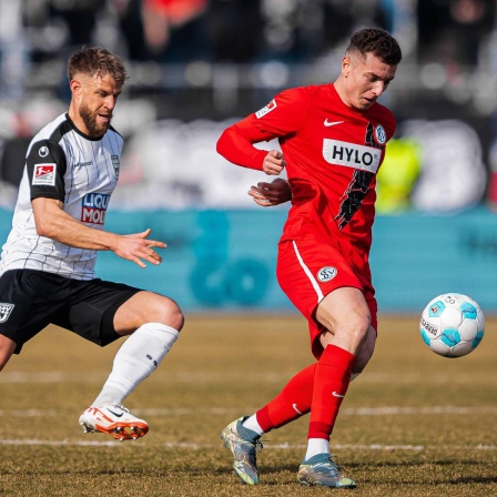 Fisnik Asllani von der SV Elversberg am Ball