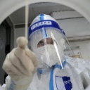 Ein medizinischer Mitarbeiter in Schutzkleidung führt einen PCR-Test zum Nachweis des Coronavirus durch.