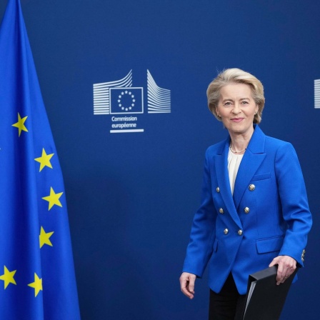  Die Präsidentin der Europäischen Kommission, Ursula von der Leyen, trifft zu einer Medienkonferenz über das Verteidigungspaket am EU-Hauptsitz in Brüssel ein (04.03.2025).