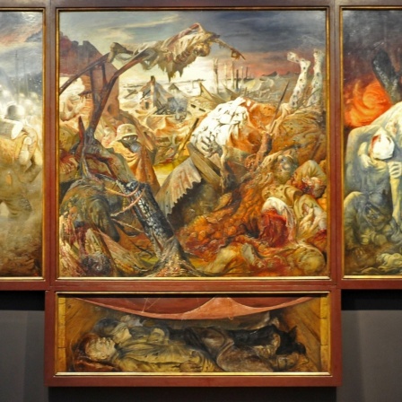 Das Triptychon "Der Krieg" von Otto Dix hängt am 04.04.2014 in Dresden in der Sonderausstellung der Staatlichen Kunstsammlungen im Albertinum.