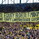 Die Dortmunder Fans zeigen Banner gegen Investoren in der Bundesliga.