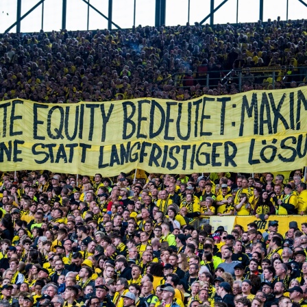 Die Dortmunder Fans zeigen Banner gegen Investoren in der Bundesliga.