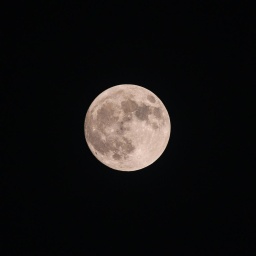 Blick auf den Vollmond von der Erde aus