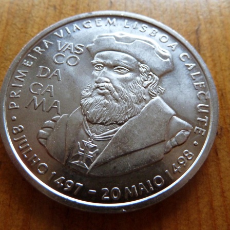 Das Foto zeigt die Vorderseite einer portugiesischen Gedenkmünze aus dem Jahr 1998 mit dem Porträt von Vasco da Gama