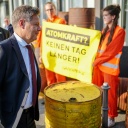 Robert Habeck (Bündnis 90/Die Grünen), Bundesminister für Wirtschaft und Klimaschutz, geht auf dem Weg zur Pressekonferenz zu den Ergebnissen des Stresstests zum Weiterbetrieb von Atomkraftwerken an Greenpeace-Protestlern vorbei. 