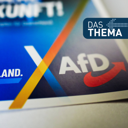 Eine Broschüre der Partei "Alternative für Deutschland" (AfD). Der Hintergrund ist in Blau gehalten, mit weißem und gelbem Schriftzug "ZEIT FÜR DEUTSCHLAND." sowie dem AfD-Logo, das aus den Buchstaben "AfD" und einem roten, nach oben gebogenen Pfeil besteht. 