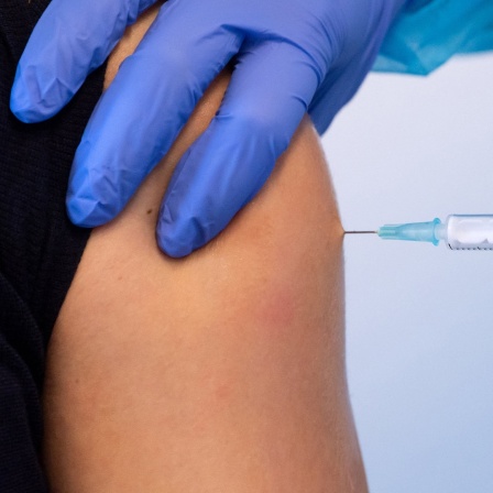 Eine Frau wird mit Corona-Impfstoff geimpft.