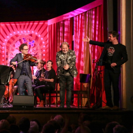 UWAGA Quartett, Konrad Beikircher und Timm Beckmann auf der Bühne