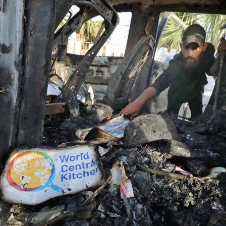 Das Logo der US-Hilfsorganisation "World Central Kitchen" auf einem zerstörten PKW-Teil in Gaza.