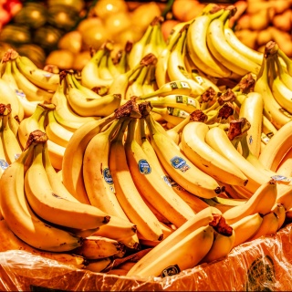 Bananen in einem Supermarkt