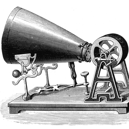 Der Pariser Drucker und Buchhändler Édouard-Léon Scott de Martinville erfand 1857 ein Gerät, das er Phonautograph nannte. Sein Ziel war es nicht, Sprache aufzunehmen, um sie wiederzugeben. Er wollte lediglich Klang visuell aufzeichnen.