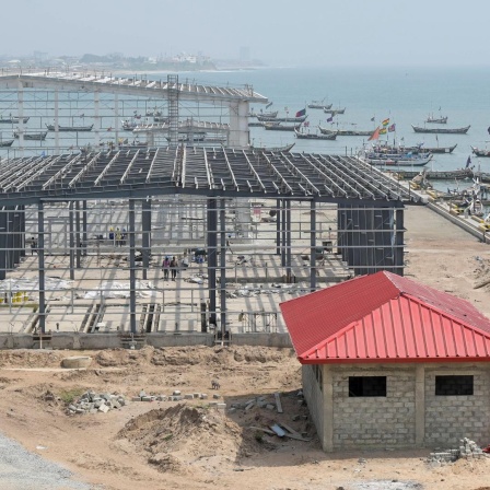 Bau eines neuen Fischerei Hafen durch die chinesische Baufirma CRCC und China Aid im Stadtteil Jamestown in Accra.