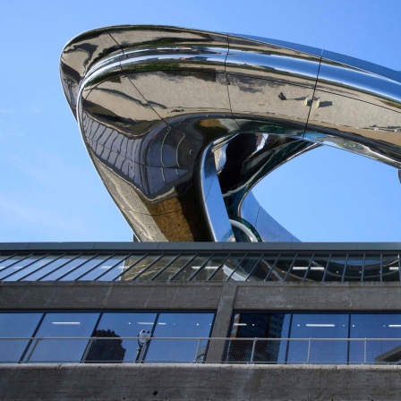 Das Gebäude im Hafen von Rotterdam von Außen am 14.05.2025 vor blauem Himmel 