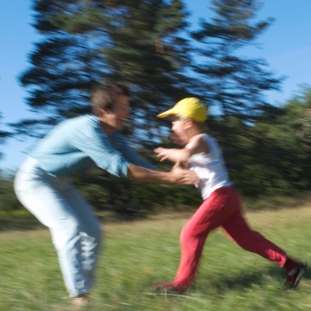 Das Beitragsbild des Dok5 "Was ich Dir noch erzählen wollte - Das Projekt Familienhörbuch" zeigt einen Jungen der mit ausgebreiteten Armen in die Arme seiner Mutter läuft.