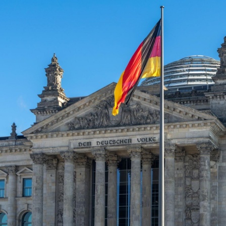 Frontansicht des Reichstagsgebäudes in Berlin. Foto vom 01. Januar 2016. | Verwendung weltweit