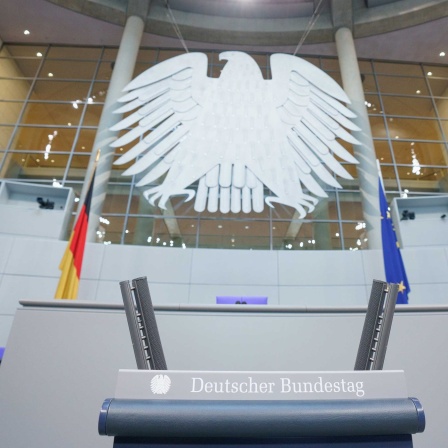 Der Sitzungssaal des Deutschen Bundestags im Berliner Reichstagsgebaeude