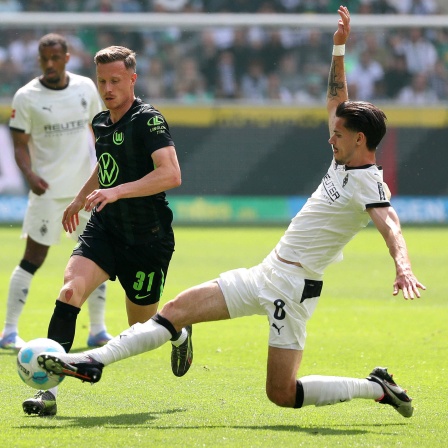 Yannick Gerhardt vom VfL Wolfsburg gegen Julian Weigl von Borussia  Mönchengladbach